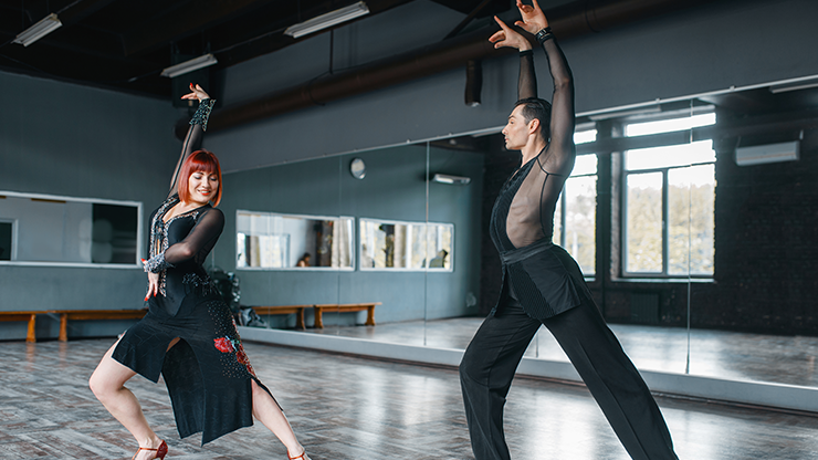 Par de dança de salão em pose expressiva