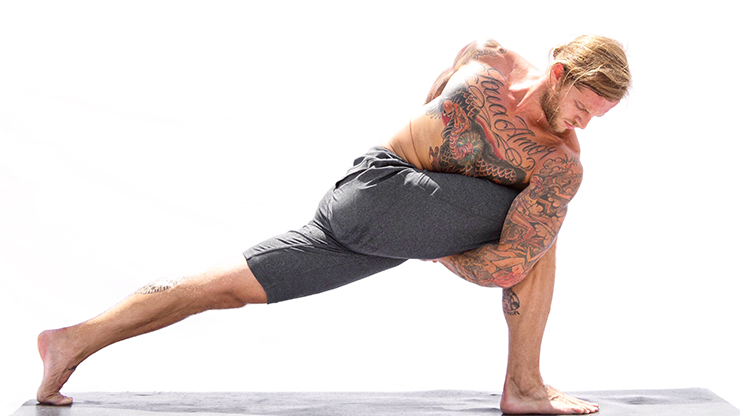 Praticante de yoga em torção profunda
